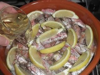 Cazuelita de salmonetes con limón al romero