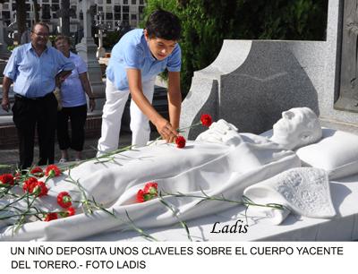 64 ANIVERSARIO DE MANOLETE  OFRENDA FLORAL ANTE EL MAUSOLEO DEL GRAN TORERO