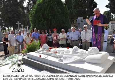 64 ANIVERSARIO DE MANOLETE  OFRENDA FLORAL ANTE EL MAUSOLEO DEL GRAN TORERO