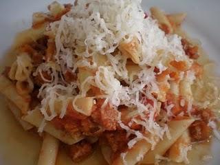 Macarrones con ragú de salchichas