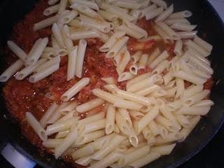 Macarrones con ragú de salchichas