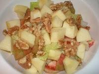 Ensalada de camembert frito con cebolla caramelizada.