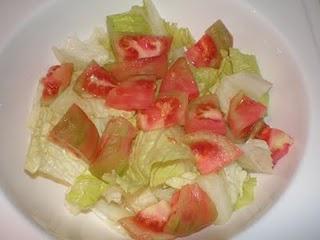 Ensalada de camembert frito con cebolla caramelizada.