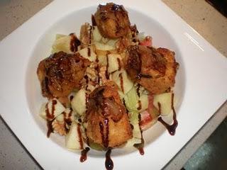 Ensalada de camembert frito con cebolla caramelizada.