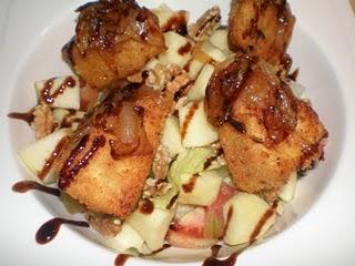 Ensalada de camembert frito con cebolla caramelizada.