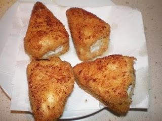 Ensalada de camembert frito con cebolla caramelizada.