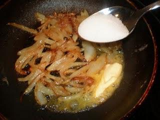Ensalada de camembert frito con cebolla caramelizada.