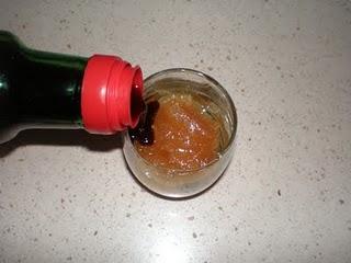 Salmón en tempura con salsa de soja y miel.