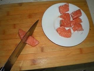 Salmón en tempura con salsa de soja y miel.