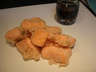 Salmón en tempura con salsa de soja y miel.