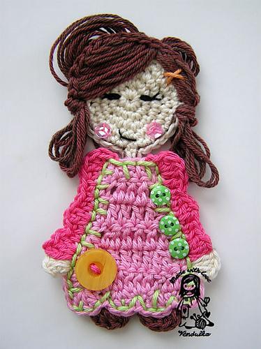 Muñequitas-broche de ganchillo