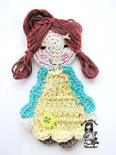 Muñequitas-broche de ganchillo