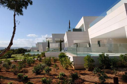 A-cero presenta los exteriores de una lujosa urbanización de Ibiza (bloque 2 plantas)