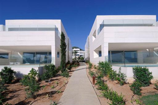A-cero presenta los exteriores de una lujosa urbanización de Ibiza (bloque 2 plantas)