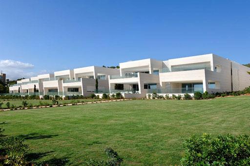 A-cero presenta los exteriores de una lujosa urbanización de Ibiza (bloque 2 plantas)
