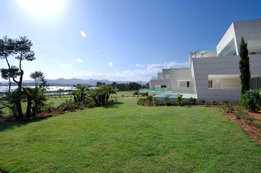 A-cero presenta los exteriores de una lujosa urbanización de Ibiza (bloque 2 plantas)