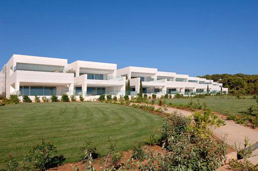 A-cero presenta los exteriores de una lujosa urbanización de Ibiza (bloque 2 plantas)