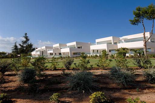 A-cero presenta los exteriores de una lujosa urbanización de Ibiza (bloque 2 plantas)