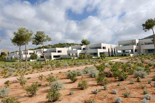 A-cero presenta los exteriores de una lujosa urbanización de Ibiza (bloque 2 plantas)