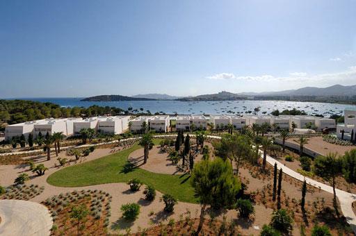 A-cero presenta los exteriores de una lujosa urbanización de Ibiza (bloque 2 plantas)