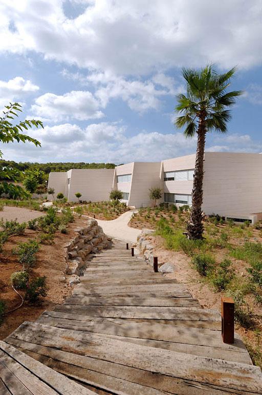 A-cero presenta los exteriores de una lujosa urbanización de Ibiza (bloque 2 plantas)