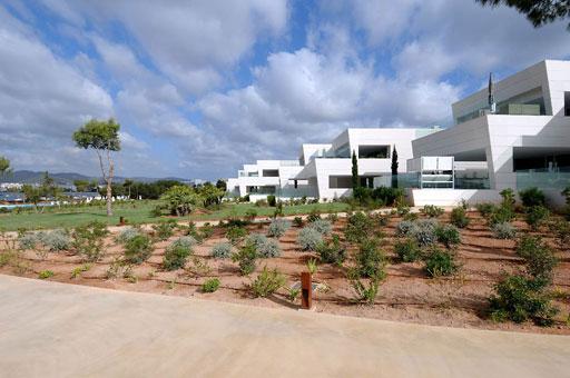 A-cero presenta los exteriores de una lujosa urbanización de Ibiza (bloque 2 plantas)