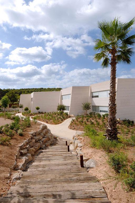 A-cero presenta los exteriores de una lujosa urbanización de Ibiza (bloque 2 plantas)