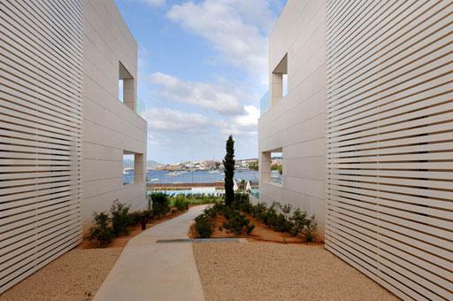 A-cero presenta los exteriores de una lujosa urbanización de Ibiza (bloque 2 plantas)