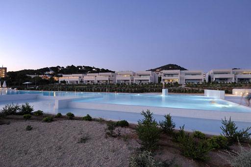 A-cero presenta los exteriores de una lujosa urbanización de Ibiza (bloque 2 plantas)