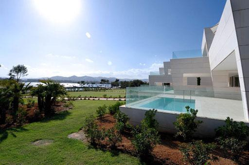 A-cero presenta los exteriores de una lujosa urbanización de Ibiza (bloque 2 plantas)