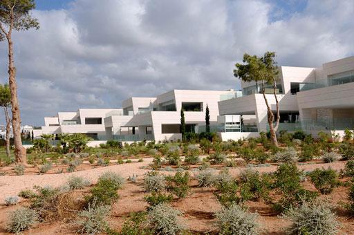 A-cero presenta los exteriores de una lujosa urbanización de Ibiza (bloque 2 plantas)