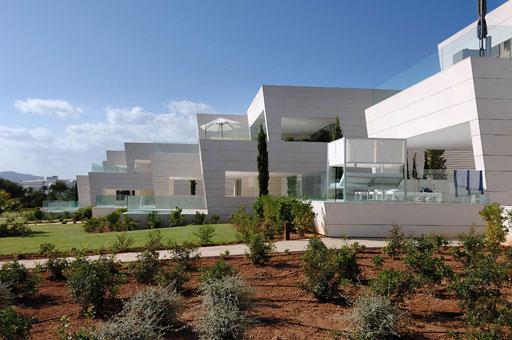 A-cero presenta los exteriores de una lujosa urbanización de Ibiza (bloque 2 plantas)