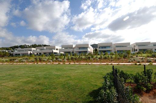 A-cero presenta los exteriores de una lujosa urbanización de Ibiza (bloque 2 plantas)
