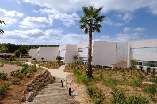 A-cero presenta los exteriores de una lujosa urbanización de Ibiza (bloque 2 plantas)