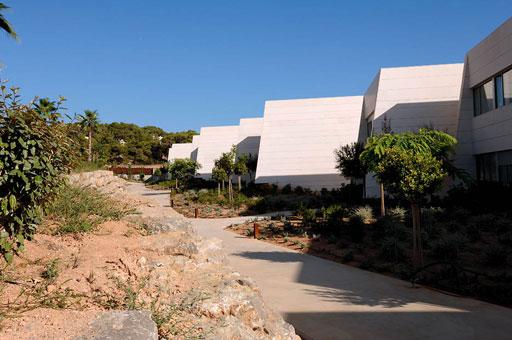 A-cero presenta los exteriores de una lujosa urbanización de Ibiza (bloque 2 plantas)