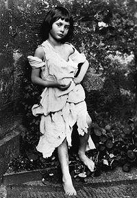 OBRA DEL MES: Alice vestida de vagabunda, fotografía de Lewis Carroll (1858).