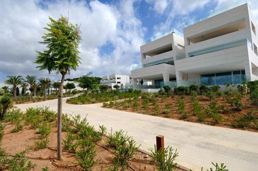 A-cero presenta los exteriores de una lujosa urbanización de Ibiza (bloque 3 plantas)