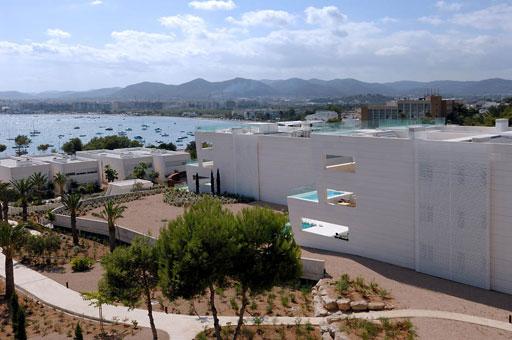 A-cero presenta los exteriores de una lujosa urbanización de Ibiza (bloque 3 plantas)