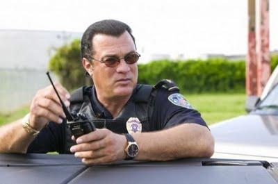 Steven Seagal se lía a tiros con un perro y 100 gallos