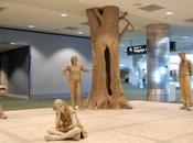 Esculturas hiperrealistas hechas papel cinta embalaje