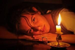 VIOLETAS SOBRE LA PIELAdabel dispuso cerillas y velas, la...