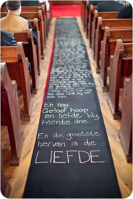 Una alfombra nupcial con mensajes de AMOR