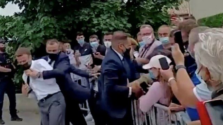 Bofetada a presidente y a un colectivo