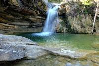 Encantador salto de agua por su espectacularidad. Torrente de la Cabana en  Campdevànol. Ripoll