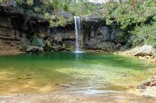 Sorprendente  salto de agua con su poza. El color verde del agua es espectacular en  Campdevànol. Ripoll