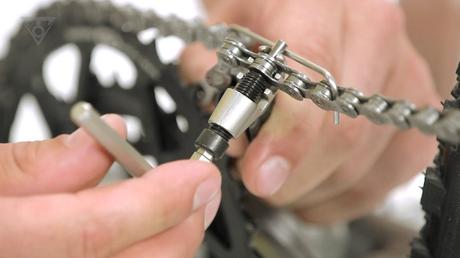 ¿Cómo reparar una cadena de la bicicleta rota?