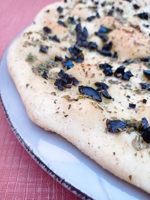 Piadina con romero y aceitunas negras