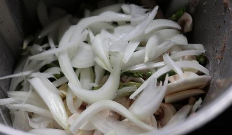 Echamos las verduras y cocinamos en el vaso