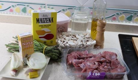 Los ingredientes necesarios para hacer la receta de guiso de pavo con espárragos