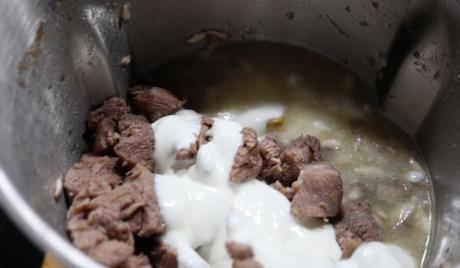 Echamos la nata en el vaso y la cocinamos